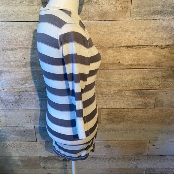 🛍️3/$30 Aéropostale women’s grey & white striped top in size medium - Picture 4 of 6